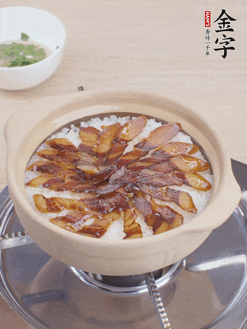 快收水時(shí)，鋪醬油肉，鍋邊淋點(diǎn)油，轉(zhuǎn)動(dòng)砂鍋，燜煮2分鐘。