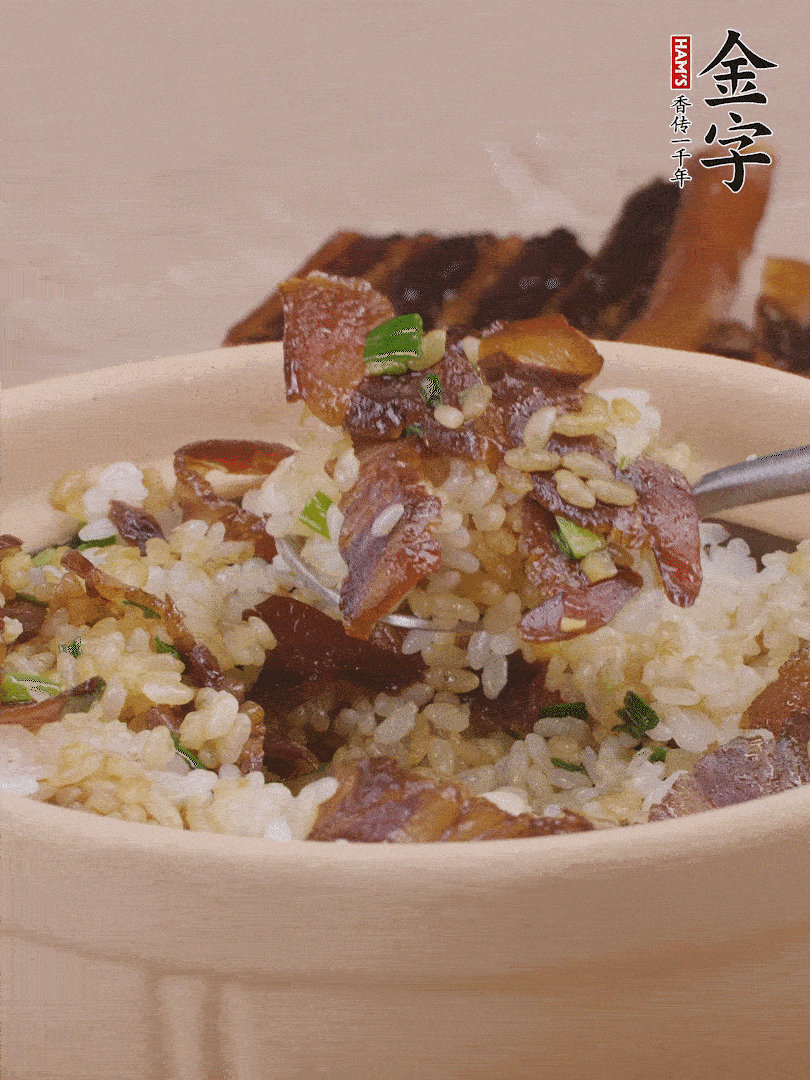 揭蓋后撒點(diǎn)蔥花裝飾，趁熱拌勻。