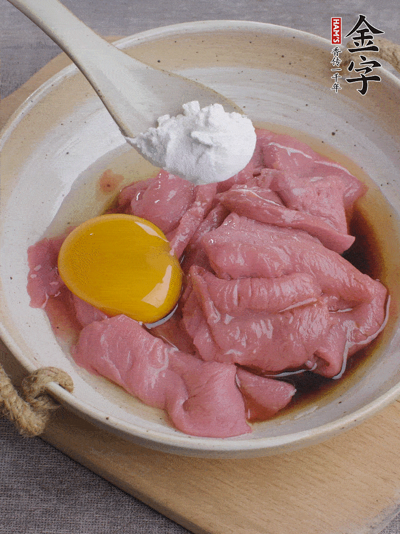 牛肉切片，雞蛋1個、水2勺、料酒1/2勺、生抽1/2勺、生粉1勺腌15分鐘。
