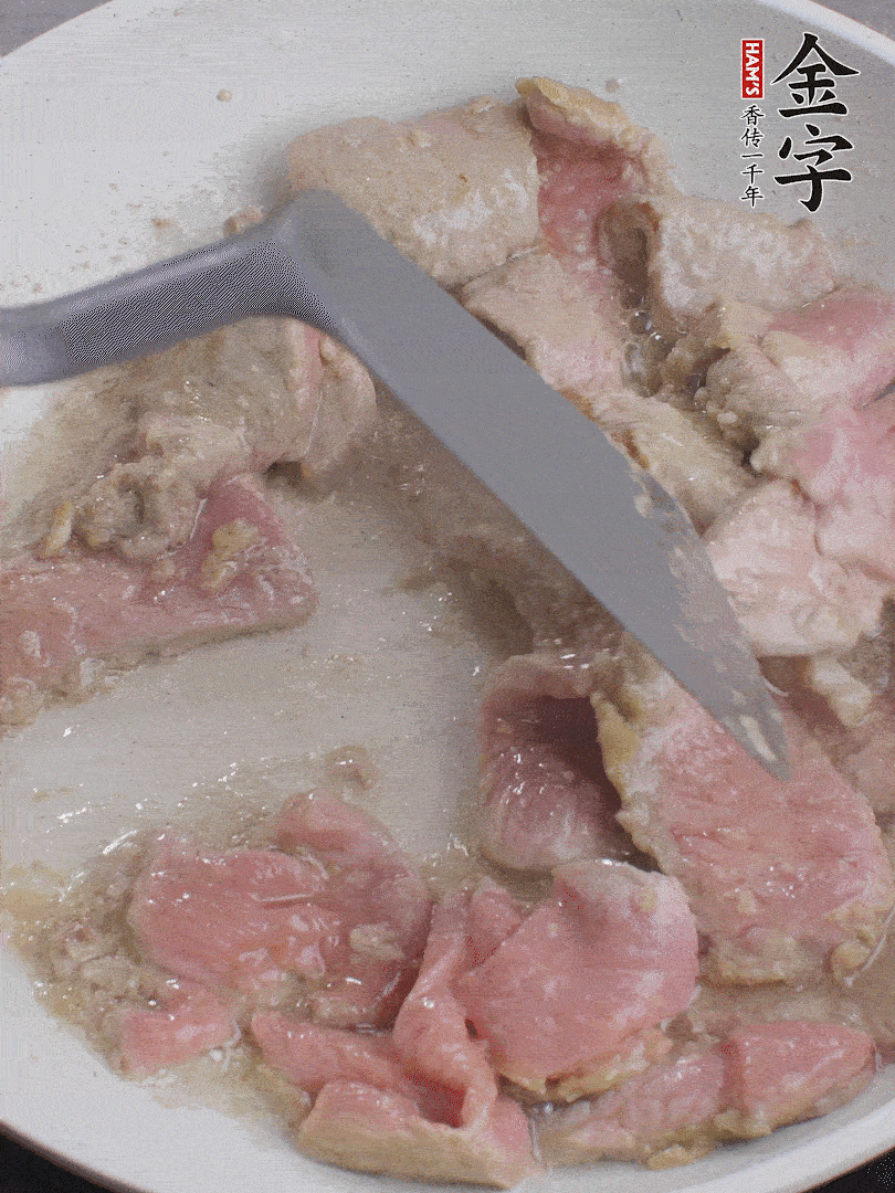 鍋中少油，下牛肉炒至變色。（盛出來）