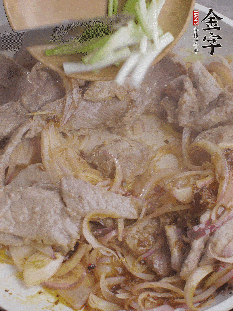 下牛肉、蔥段快炒。