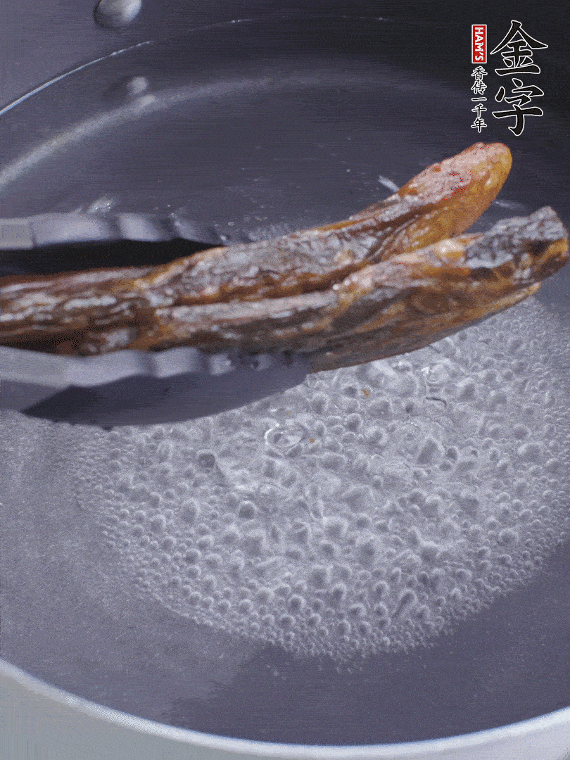金字醬油肉水煮15分鐘，切薄片。