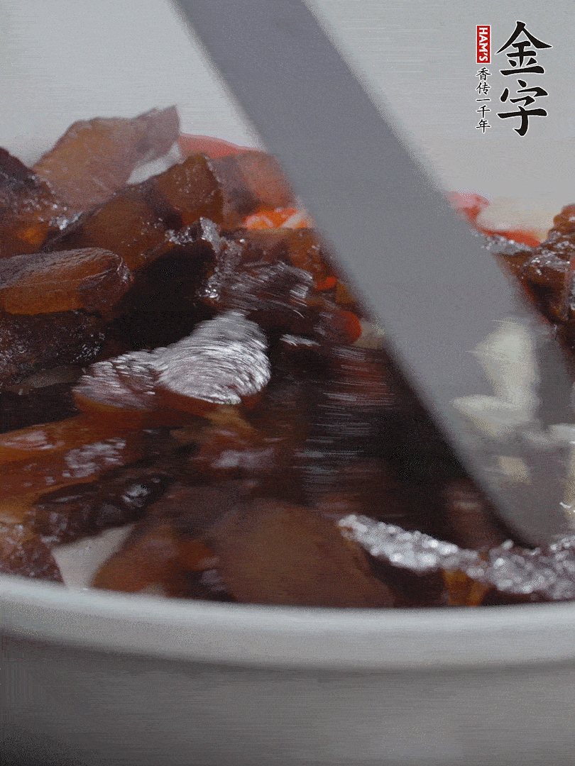 下醬油肉，煸出油脂。