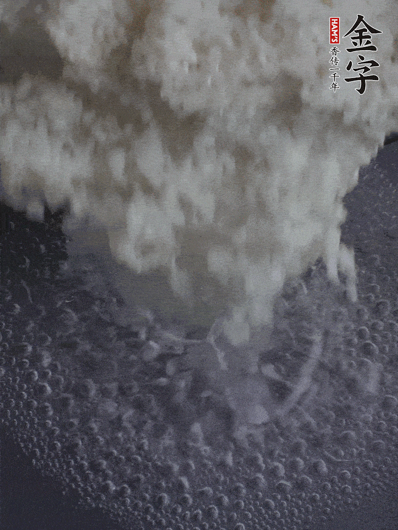 浸泡好的大米，沸水下鍋煮5分鐘，撈出瀝干。