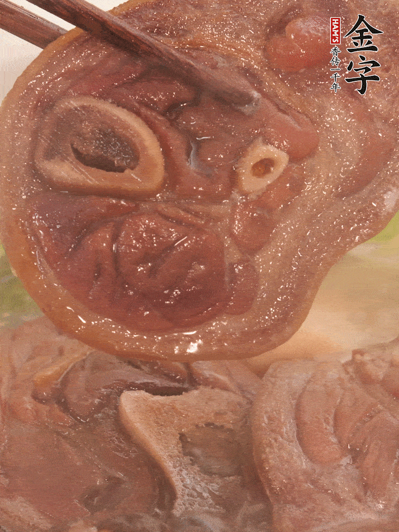 大火燒開后，調(diào)成小火燜煮30分鐘，煮至蓮藕軟糯。