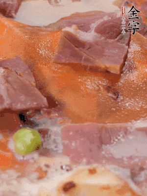 放適量料酒、清水煮到沸騰，再下蟹塊燜煮8分鐘。