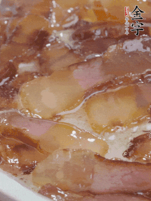 油5成熱，醬油肉煸香。