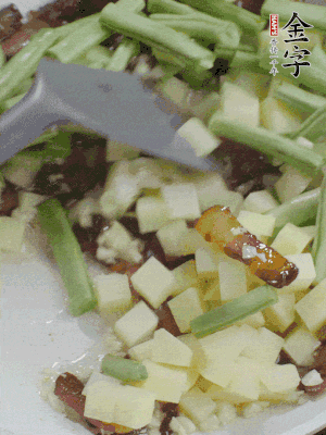下蒜末、豆角、土豆塊翻炒。