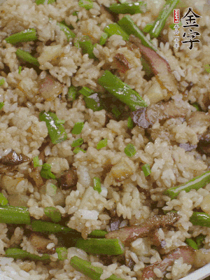 淋一點(diǎn)生抽、蠔油，撒蔥花。