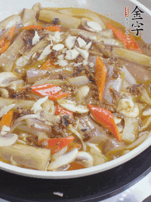 撒蒜末、香菜末。