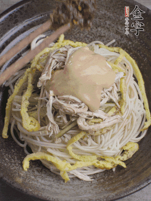 生抽1勺、醋1勺、芝麻醬1勺、金字火腿大師醬1勺。