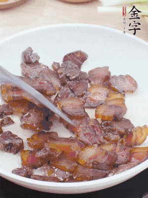 熱鍋少油，醬油肉煸出油脂，盛出。