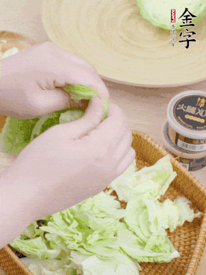 卷心菜掰成小片。