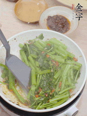 下空心菜炒軟。
