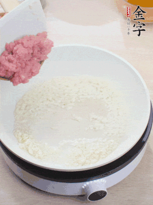 下火腿片、筍干均勻翻炒后，加2勺料酒、適量清水。