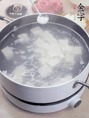 豆腐切成大小均勻正方體，鍋內(nèi)放水，加一點(diǎn)鹽焯水10秒。