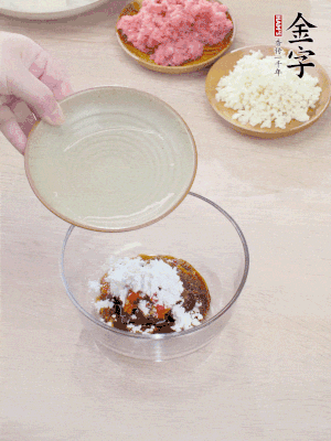 調(diào)料汁：金字火腿干貝醬2勺、剁椒1/2勺、生抽1/2勺、淀粉2勺、清水半碗。
