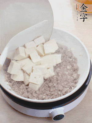 放豆腐翻拌均勻，倒料汁燜煮。