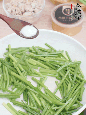 起鍋熱油，下韭菜苔炒至變色。加少許鹽。