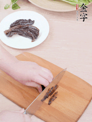 金字醬油肉下鍋煮10分鐘，切薄片。