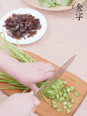 空心菜摘掉葉子，菜梗切成丁。