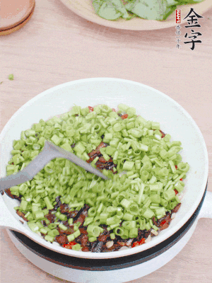 下菜梗翻炒，混合醬油肉。