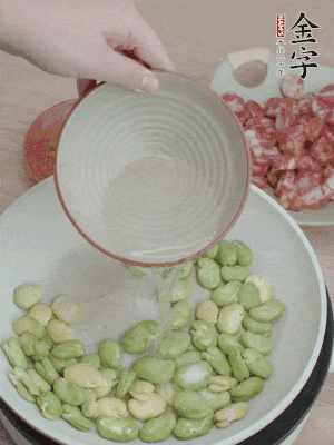 鍋中少油，下蠶豆略炒，加1/2勺鹽、一點(diǎn)糖、少許水炒勻。