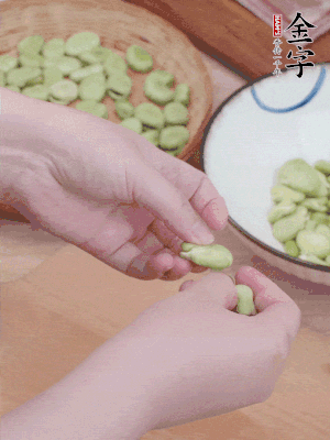 蠶豆剝殼，去掉豆衣，切碎。