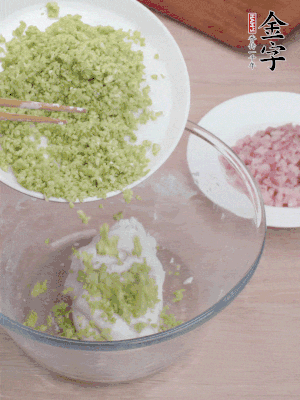 糯米粉邊揉邊加水，成團(tuán)后揉進(jìn)蠶豆、咸肉。