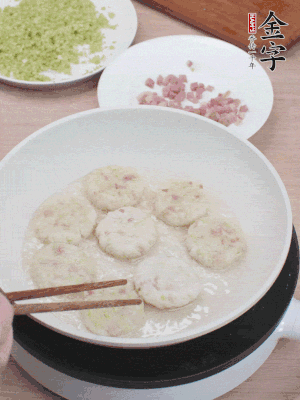 鍋中涼油，慢煎至兩面有脆殼。（油可以多一點(diǎn)）
