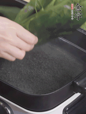 粽葉入沸水煮1分鐘，翻面再煮1分鐘，清洗干凈加水浸泡。