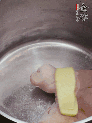 撈出洗凈后，加蔥姜、黃酒二遍焯水。