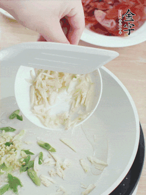 油4成熱，下蔥姜蒜、干辣椒、花椒煸出香味。