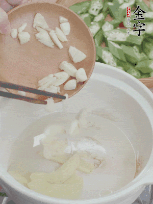 砂煲熱油，姜蒜、辣椒煸香。