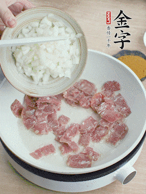 依次下洋蔥、紅菜椒、豌豆粒、玉米粒翻炒均勻。