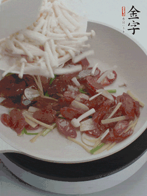 放白玉菇、青紅辣椒、雞蛋。