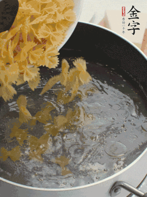 蝴蝶面加橄欖油煮熟；豌豆焯水30秒。