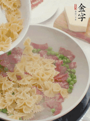 1小勺鹽調(diào)味，混合一起燉煮一下。