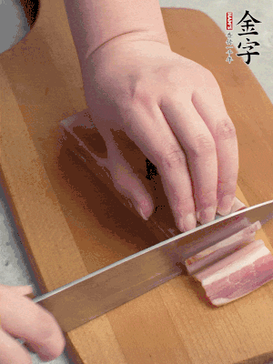 百合切去頭尾，分開洗凈;咸肉切薄片。
