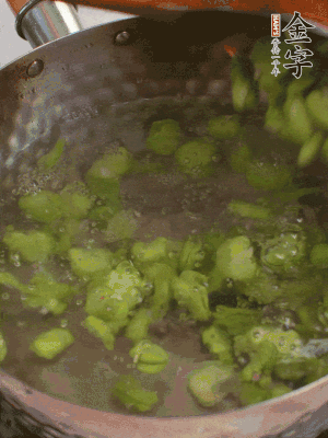 鍋中水沸，放一撮鹽，下蠶豆豆瓣焯3分鐘，下百合，3秒撈出，一起撈出瀝水。