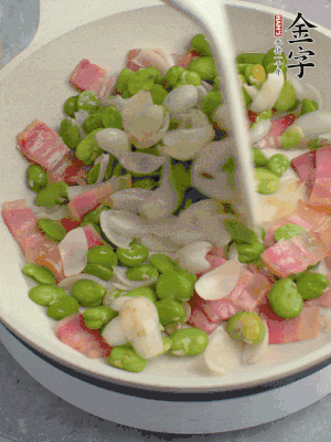 放蠶豆豆瓣、百合炒勻。