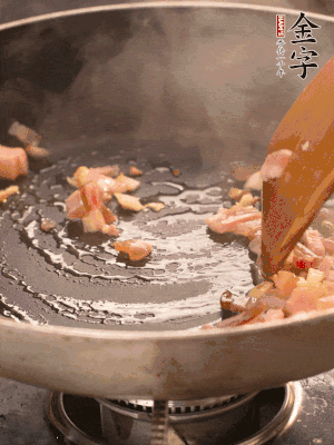 熱油爆香大蒜粒，煸香咸肉丁，淋一勺黃酒調(diào)味。