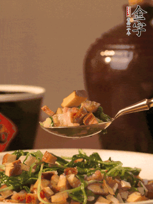 出鍋前嘗味，味淡加點(diǎn)鹽。