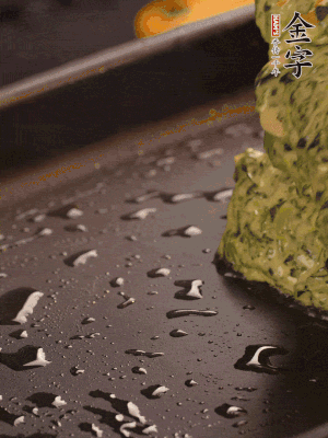 熱鍋擦一下油，下面糊攤平。