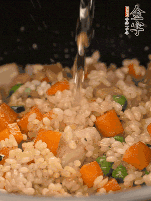把食材轉(zhuǎn)移到電飯鍋中，倒入點(diǎn)清水，正常煮飯。