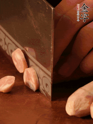 金字烤腸切圓片。