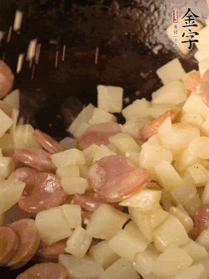 再放烤腸片煎熟。撒點(diǎn)鹽、孜然粉、辣椒面。