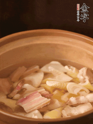 春筍、咸肉、咸肉一起入砂鍋，加姜片、料酒、清水大火煮沸到湯色變白。轉(zhuǎn)小火慢篤半小時(shí)。