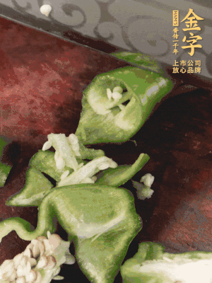 辣椒洗凈斜切成段，蒜切片。
