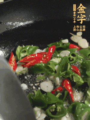 起鍋燒油，加辣椒、蒜片大火翻炒出香味。